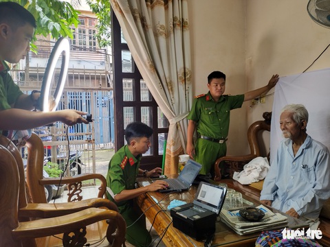 Công an chia ba ca làm căn cước công dân gắn chip tận nhà cho dân - Ảnh 4. Công an chia ba ca làm căn cước công dân gắn chip tận nhà cho dân - Ảnh 4.