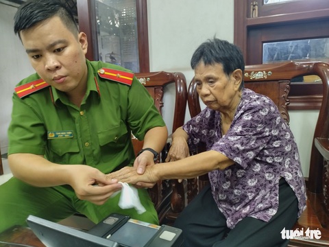 Công an chia ba ca làm căn cước công dân gắn chip tận nhà cho dân - Ảnh 2. Công an chia ba ca làm căn cước công dân gắn chip tận nhà cho dân - Ảnh 2.