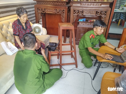 Công an chia ba ca làm căn cước công dân gắn chip tận nhà cho dân - Ảnh 5. Công an chia ba ca làm căn cước công dân gắn chip tận nhà cho dân - Ảnh 5.