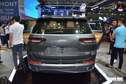 Jeep Grand Cherokee L giá hơn 6 tỉ đồng: SUV phổ thông được định vị ngang hạng sang ở Việt Nam - Ảnh 2. Jeep Grand Cherokee L giá hơn 6 tỉ đồng: SUV phổ thông được định vị ngang hạng sang ở Việt Nam - Ảnh 2.