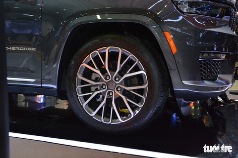 Jeep Grand Cherokee L giá hơn 6 tỉ đồng: SUV phổ thông được định vị ngang hạng sang ở Việt Nam - Ảnh 9. Jeep Grand Cherokee L giá hơn 6 tỉ đồng: SUV phổ thông được định vị ngang hạng sang ở Việt Nam - Ảnh 9.