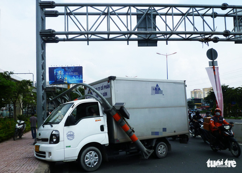 Xe tải nhẹ của công ty logistics tông sập khung thép chắn cầu Sài Gòn - Ảnh 1. Xe tải nhẹ của công ty logistics tông sập khung thép chắn cầu Sài Gòn - Ảnh 1.
