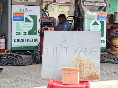 Trên đường Xuyên Á ở TP.HCM, hơn 10km có gần 10 cây xăng hết xăng - Ảnh 6. Trên đường Xuyên Á ở TP.HCM, hơn 10km có gần 10 cây xăng hết xăng - Ảnh 6.