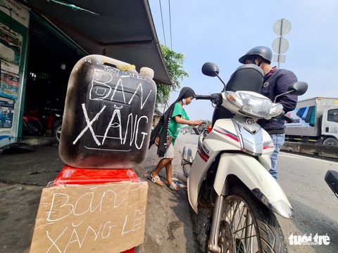 Trên đường Xuyên Á ở TP.HCM, hơn 10km có gần 10 cây xăng hết xăng - Ảnh 1. Trên đường Xuyên Á ở TP.HCM, hơn 10km có gần 10 cây xăng hết xăng - Ảnh 1.