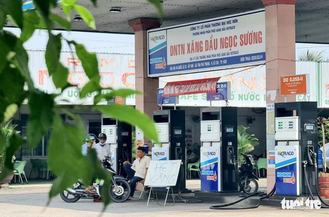 Trên đường Xuyên Á ở TP.HCM, hơn 10km có gần 10 cây xăng hết xăng - Ảnh 2. Trên đường Xuyên Á ở TP.HCM, hơn 10km có gần 10 cây xăng hết xăng - Ảnh 2.