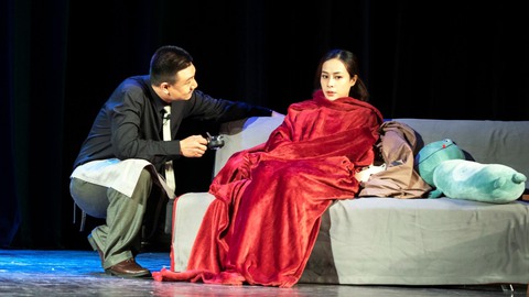 Nhà văn Marc Levy sang Việt Nam xem kịch - Ảnh 1. Nhà văn Marc Levy sang Việt Nam xem kịch - Ảnh 1.