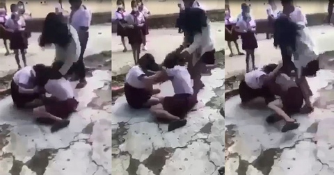 Nhóm nữ sinh lớp 8 giật tóc, đánh đập nhau dữ dội trong giờ ra chơi - Ảnh 1. Nhóm nữ sinh lớp 8 giật tóc, đánh đập nhau dữ dội trong giờ ra chơi - Ảnh 1.