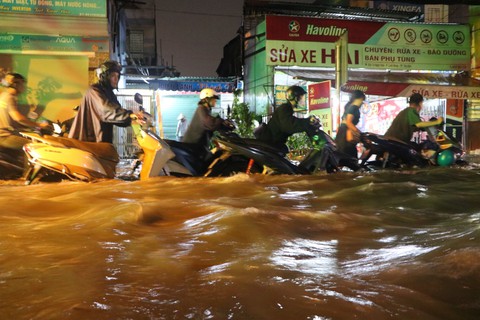 Vì sao hai ngày qua, TP.HCM mưa to về đêm? - Ảnh 1. Vì sao hai ngày qua, TP.HCM mưa to về đêm? - Ảnh 1.