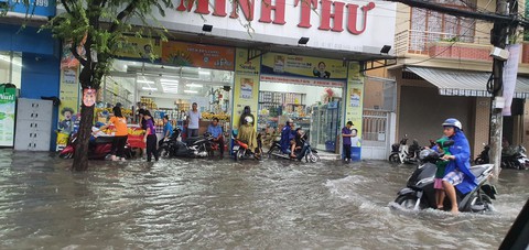 Hết khổ sở vì triều cường, người Cần Thơ lại bì bõm vì mưa lớn - Ảnh 1. Hết khổ sở vì triều cường, người Cần Thơ lại bì bõm vì mưa lớn - Ảnh 1.