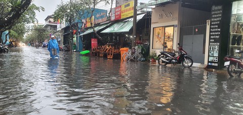 Hết khổ sở vì triều cường, người Cần Thơ lại bì bõm vì mưa lớn - Ảnh 3. Hết khổ sở vì triều cường, người Cần Thơ lại bì bõm vì mưa lớn - Ảnh 3.