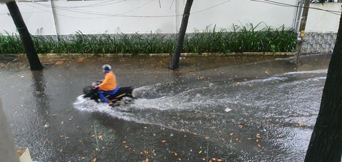 Hết khổ sở vì triều cường, người Cần Thơ lại bì bõm vì mưa lớn - Ảnh 4. Hết khổ sở vì triều cường, người Cần Thơ lại bì bõm vì mưa lớn - Ảnh 4.