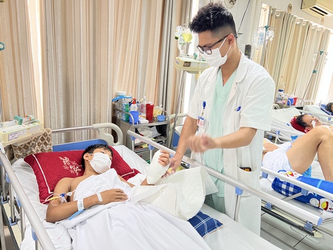 Tự dùng cưa máy làm thước kẻ gỗ, cháu bé bị máy cưa cắt đứt nửa bàn tay - Ảnh 1. Tự dùng cưa máy làm thước kẻ gỗ, cháu bé bị máy cưa cắt đứt nửa bàn tay - Ảnh 1.