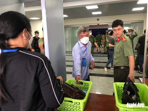 Siết chặt an ninh ở phiên tòa xét xử 74 bị cáo buôn lậu xăng dầu liên tỉnh - Ảnh 1. Siết chặt an ninh ở phiên tòa xét xử 74 bị cáo buôn lậu xăng dầu liên tỉnh - Ảnh 1.
