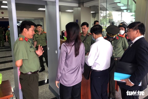Siết chặt an ninh ở phiên tòa xét xử 74 bị cáo buôn lậu xăng dầu liên tỉnh - Ảnh 5. Siết chặt an ninh ở phiên tòa xét xử 74 bị cáo buôn lậu xăng dầu liên tỉnh - Ảnh 5.