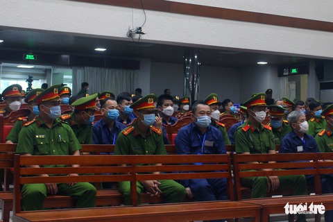 Siết chặt an ninh ở phiên tòa xét xử 74 bị cáo buôn lậu xăng dầu liên tỉnh - Ảnh 3. Siết chặt an ninh ở phiên tòa xét xử 74 bị cáo buôn lậu xăng dầu liên tỉnh - Ảnh 3.