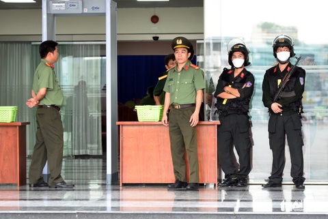 Siết chặt an ninh ở phiên tòa xét xử 74 bị cáo buôn lậu xăng dầu liên tỉnh - Ảnh 2. Siết chặt an ninh ở phiên tòa xét xử 74 bị cáo buôn lậu xăng dầu liên tỉnh - Ảnh 2.