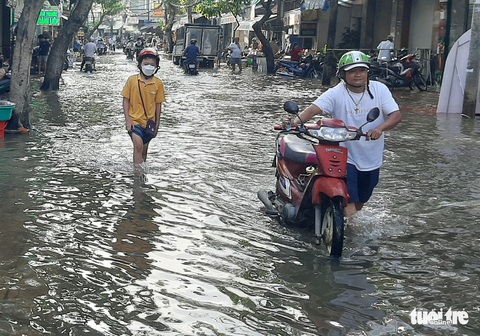 Người dân Cần Thơ lại khổ sở vì triều cường - Ảnh 4. Người dân Cần Thơ lại khổ sở vì triều cường - Ảnh 4.