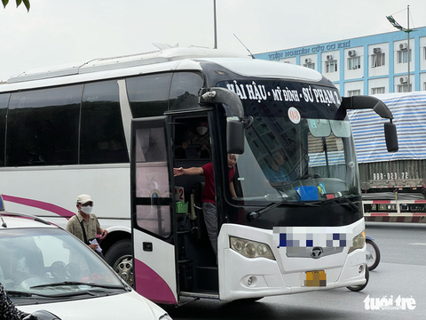 Xe khách dừng đột ngột để bắt khách tại bến cóc dọc đường, dân bức xúc: Sao mãi không dẹp được? - Ảnh 3. Xe khách dừng đột ngột để bắt khách tại bến cóc dọc đường, dân bức xúc: Sao mãi không dẹp được? - Ảnh 3.