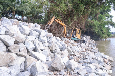 Xây 300m đê kiên cố ngay đoạn bờ sông Dinh bị sạt lở - Ảnh 1. Xây 300m đê kiên cố ngay đoạn bờ sông Dinh bị sạt lở - Ảnh 1.