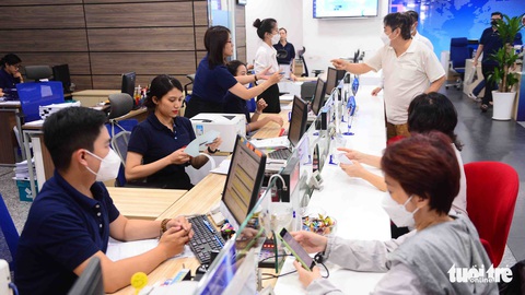 Ngân hàng đua lãi suất, người gửi tiền... đau đầu - Ảnh 1. Ngân hàng đua lãi suất, người gửi tiền... đau đầu - Ảnh 1.
