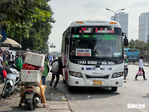 Xe khách dừng đột ngột để bắt khách tại bến cóc dọc đường, dân bức xúc: Sao mãi không dẹp được? - Ảnh 6. Xe khách dừng đột ngột để bắt khách tại bến cóc dọc đường, dân bức xúc: Sao mãi không dẹp được? - Ảnh 6.