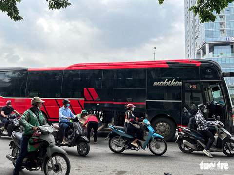 Xe khách dừng đột ngột để bắt khách tại bến cóc dọc đường, dân bức xúc: Sao mãi không dẹp được? - Ảnh 1. Xe khách dừng đột ngột để bắt khách tại bến cóc dọc đường, dân bức xúc: Sao mãi không dẹp được? - Ảnh 1.