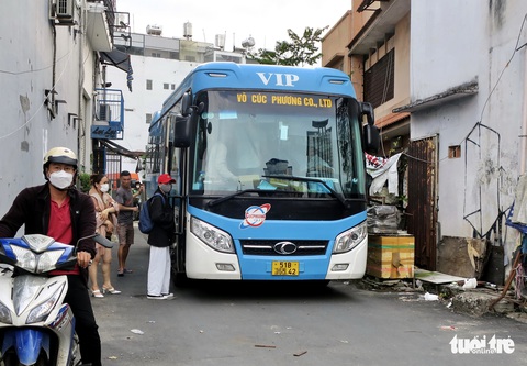 Xe dù, bến cóc lại bùng phát: Vì sao dẹp mãi không xong? - Ảnh 2. Xe dù, bến cóc lại bùng phát: Vì sao dẹp mãi không xong? - Ảnh 2.