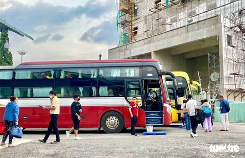 Phản hồi 27-10: Xe dù bến cóc vẫn tồn tại nếu đường ra bến xe còn bất tiện - Ảnh 1. Phản hồi 27-10: Xe dù bến cóc vẫn tồn tại nếu đường ra bến xe còn bất tiện - Ảnh 1.