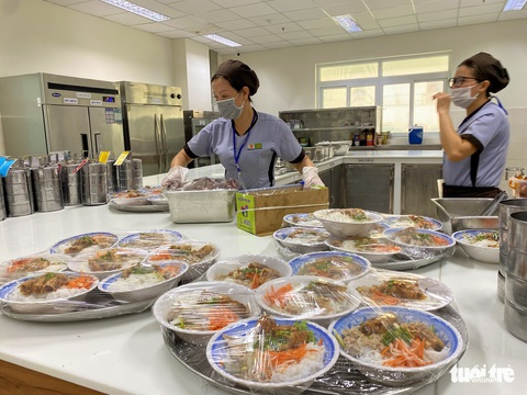 Nhân viên y tế góp tiền tự nấu ăn miễn phí cho bệnh nhân - Ảnh 2. Nhân viên y tế góp tiền tự nấu ăn miễn phí cho bệnh nhân - Ảnh 2.