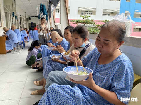 Nhân viên y tế góp tiền tự nấu ăn miễn phí cho bệnh nhân - Ảnh 1. Nhân viên y tế góp tiền tự nấu ăn miễn phí cho bệnh nhân - Ảnh 1.