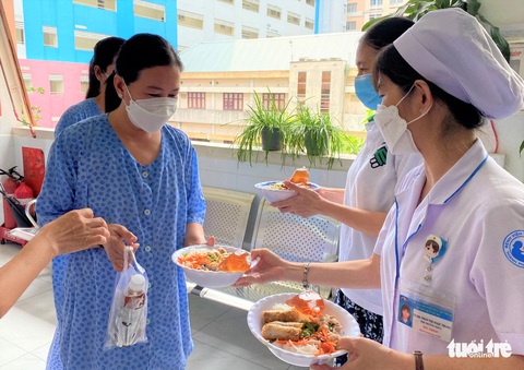 Nhân viên y tế góp tiền tự nấu ăn miễn phí cho bệnh nhân - Ảnh 3. Nhân viên y tế góp tiền tự nấu ăn miễn phí cho bệnh nhân - Ảnh 3.
