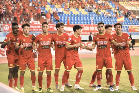Ban tổ chức phải chuẩn bị 2 chiếc cúp vô địch cho Giải hạng nhất quốc gia 2022 - Ảnh 1. Ban tổ chức phải chuẩn bị 2 chiếc cúp vô địch cho Giải hạng nhất quốc gia 2022 - Ảnh 1.