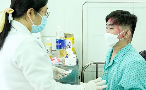 Tắm trong nước ấm 10 phút để hạn chế viêm da cơ địa bùng phát - Ảnh 1. Tắm trong nước ấm 10 phút để hạn chế viêm da cơ địa bùng phát - Ảnh 1.