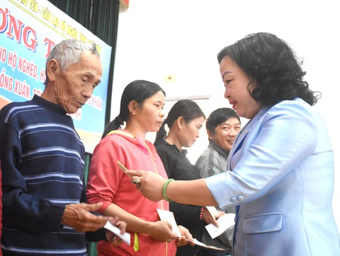 CLB Nghĩa tình Phú Yên trao 3.000 suất quà cho người nghèo miền núi - Ảnh 2. CLB Nghĩa tình Phú Yên trao 3.000 suất quà cho người nghèo miền núi - Ảnh 2.
