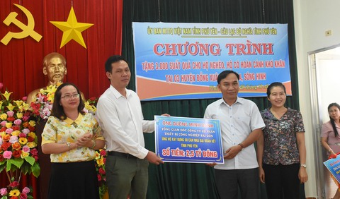 CLB Nghĩa tình Phú Yên trao 3.000 suất quà cho người nghèo miền núi - Ảnh 3. CLB Nghĩa tình Phú Yên trao 3.000 suất quà cho người nghèo miền núi - Ảnh 3.