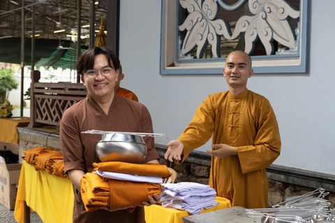 MC Đại Nghĩa xuống tóc, xuất gia gieo duyên tại Huế - Ảnh 4. MC Đại Nghĩa xuống tóc, xuất gia gieo duyên tại Huế - Ảnh 4.