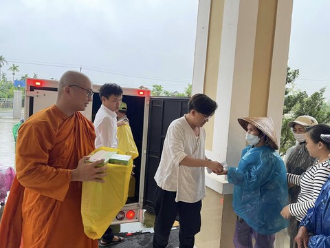 MC Đại Nghĩa xuống tóc, xuất gia gieo duyên tại Huế - Ảnh 3. MC Đại Nghĩa xuống tóc, xuất gia gieo duyên tại Huế - Ảnh 3.