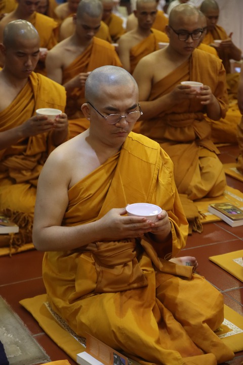 MC Đại Nghĩa xuống tóc, xuất gia gieo duyên tại Huế - Ảnh 2. MC Đại Nghĩa xuống tóc, xuất gia gieo duyên tại Huế - Ảnh 2.