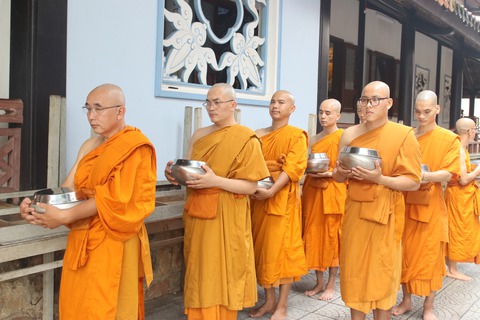 MC Đại Nghĩa xuống tóc, xuất gia gieo duyên tại Huế - Ảnh 5. MC Đại Nghĩa xuống tóc, xuất gia gieo duyên tại Huế - Ảnh 5.