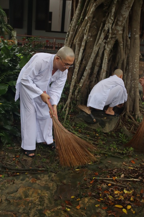MC Đại Nghĩa xuống tóc, xuất gia gieo duyên tại Huế - Ảnh 6. MC Đại Nghĩa xuống tóc, xuất gia gieo duyên tại Huế - Ảnh 6.
