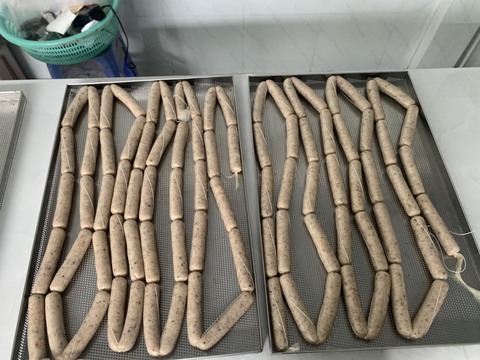 Chàng trai 26 tuổi khởi nghiệp với lạp xưởng cá tra độc đáo - Ảnh 2. Chàng trai 26 tuổi khởi nghiệp với lạp xưởng cá tra độc đáo - Ảnh 2.