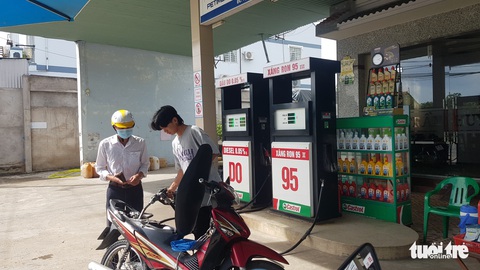 Tiếp tục thiếu xăng, nhiều cây chỉ bán 30.000 đồng/khách - Ảnh 1. Tiếp tục thiếu xăng, nhiều cây chỉ bán 30.000 đồng/khách - Ảnh 1.