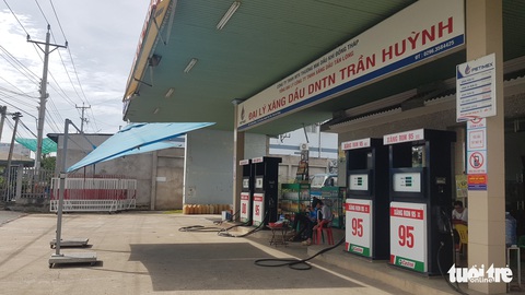 Tiếp tục thiếu xăng, nhiều cây chỉ bán 30.000 đồng/khách - Ảnh 4. Tiếp tục thiếu xăng, nhiều cây chỉ bán 30.000 đồng/khách - Ảnh 4.