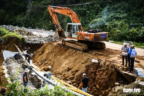 Khẩn trương khắc phục sạt lở đường lên bán đảo Sơn Trà, nối lại hoạt động tham quan - Ảnh 1. Khẩn trương khắc phục sạt lở đường lên bán đảo Sơn Trà, nối lại hoạt động tham quan - Ảnh 1.