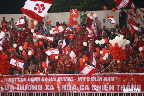Nổ bóng bay, một cổ động viên Hải Phòng phải cấp cứu vì bỏng - Ảnh 2. Nổ bóng bay, một cổ động viên Hải Phòng phải cấp cứu vì bỏng - Ảnh 2.