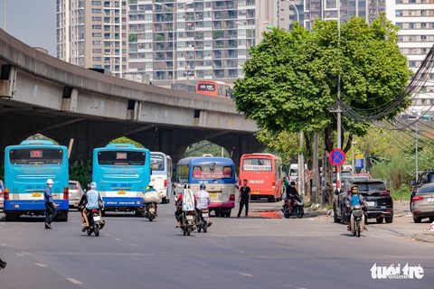 Bị phạt vì đỗ xe bắt khách dọc đường, tài xế xe khách nói biết sai nhưng vì miếng cơm manh áo - Ảnh 8. Bị phạt vì đỗ xe bắt khách dọc đường, tài xế xe khách nói biết sai nhưng vì miếng cơm manh áo - Ảnh 8.