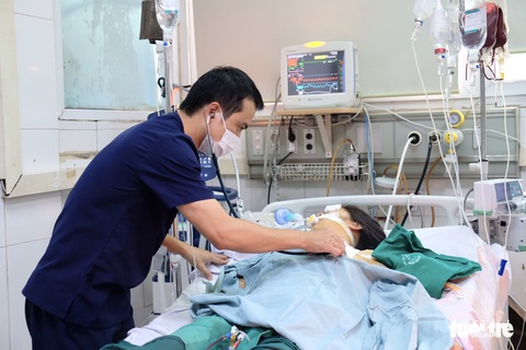 Tăng ca tử vong sốt xuất huyết vì còn bác sĩ quên bài điều trị - Ảnh 1. Tăng ca tử vong sốt xuất huyết vì còn bác sĩ quên bài điều trị - Ảnh 1.