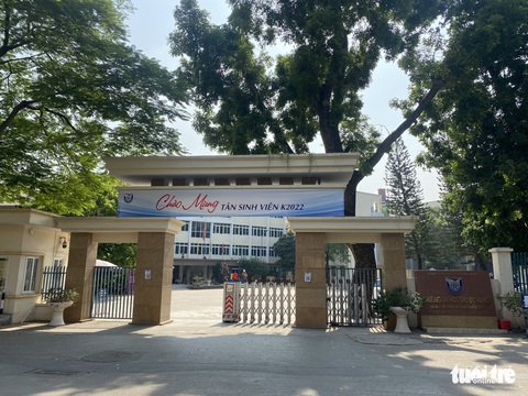 Khiển trách thầy giáo bị hai nữ sinh tố quấy rối tình dục - Ảnh 1. Khiển trách thầy giáo bị hai nữ sinh tố quấy rối tình dục - Ảnh 1.