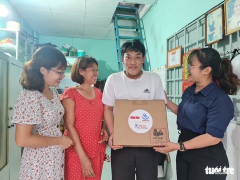 Cậu trò nghèo học ké máy tính đỗ ngành công nghệ thông tin: ‘Ngày mai con khỏi qua nhà bạn học ké - Ảnh 1. Cậu trò nghèo học ké máy tính đỗ ngành công nghệ thông tin: ‘Ngày mai con khỏi qua nhà bạn học ké - Ảnh 1.