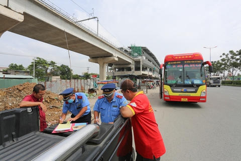 Dẹp ‘xe dù’, lực lượng chức năng cũng bị... tạt đầu - Ảnh 1. Dẹp ‘xe dù’, lực lượng chức năng cũng bị... tạt đầu - Ảnh 1.